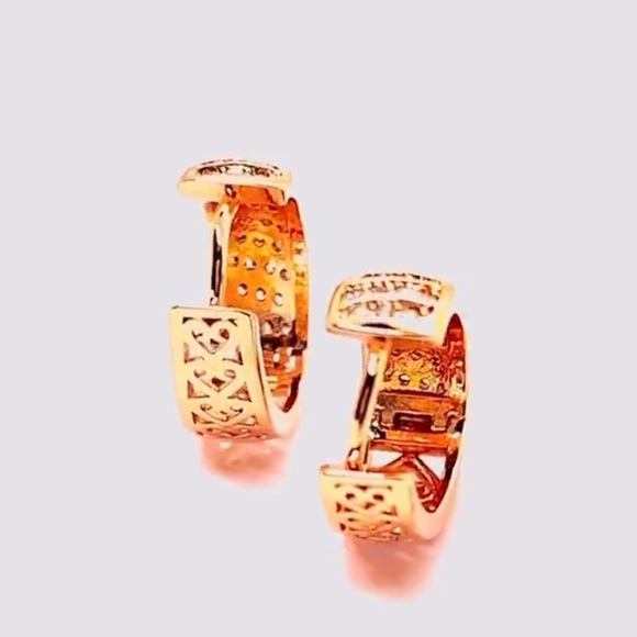 14K Gold Plated Reversible Oval Hoops - Picture 6 of 8